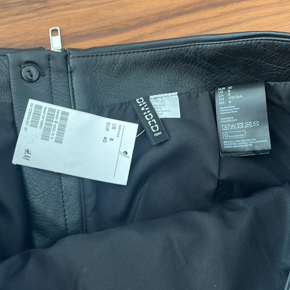 NWT H&M, 8 black leather-like skirt, back silver tone zipper - Picture 5 of 6